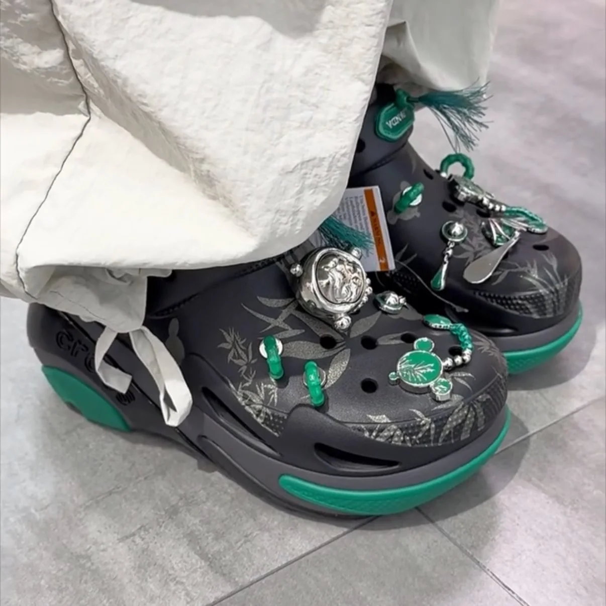 SKULLPANDA X CROCS 限定フィギュア POP MART SKULLPANDA x CROCS | Glide into the Cosmos - Clog